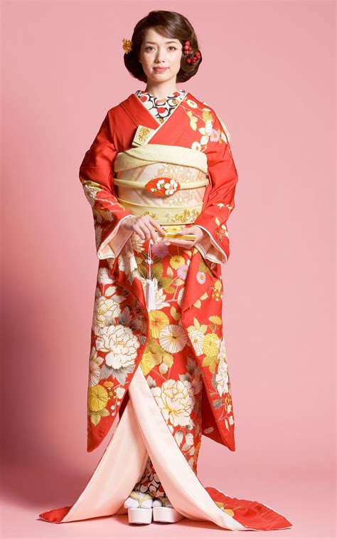 お引きずり姿にきゅん♡日本の伝統花嫁衣装「引き振袖」が美しい！にて紹介している画像 Japanese Wedding Kimono