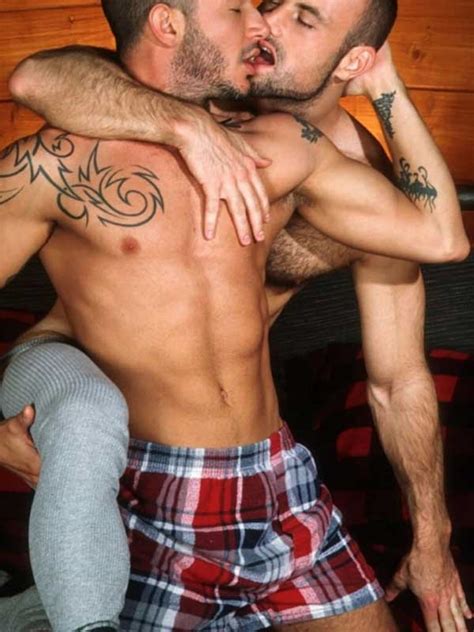 Gay Muscle Love Hot