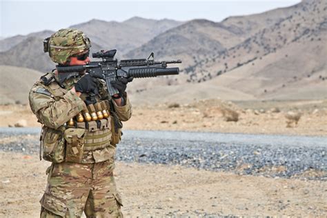kostenlose foto anzug militaer soldat armee waffe krieg