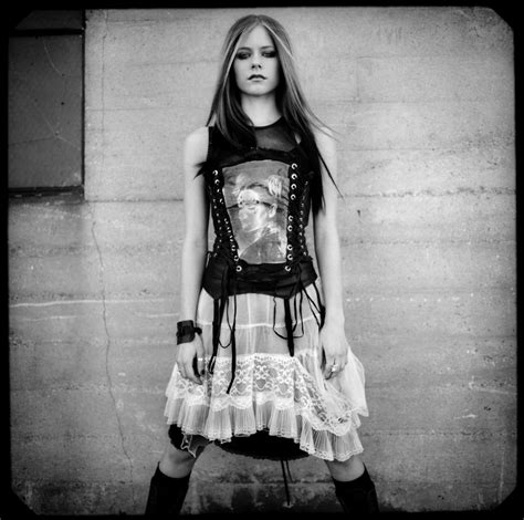Avril Lavigne Spreads Her Legs « Myconfinedspace