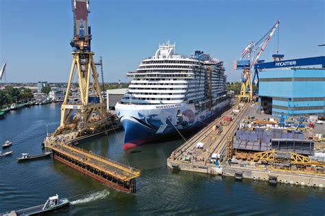 norwegian cruise  feiert uebergabe der norwegian prima cruise experience