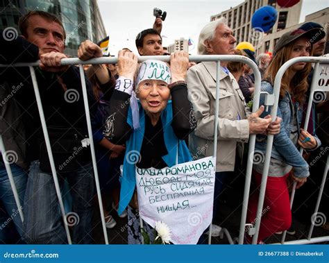 Eine Alte Frau Nimmt An Einem Anti Putin Protest Teil Redaktionelles