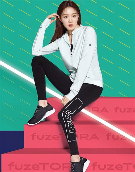 10 Inspirasi Outfit Sporty Look Lee Sung Kyung