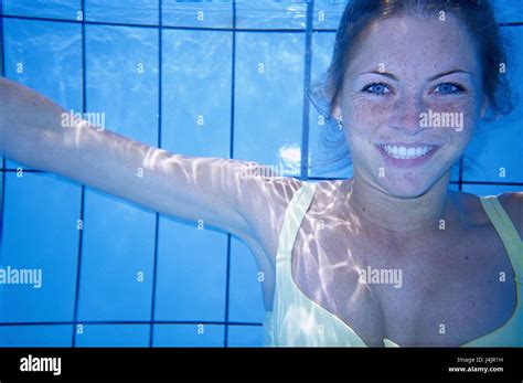 Schwimmbad Unterwasser Aufnahme Frau Glücklich Porträt Unter Wasser