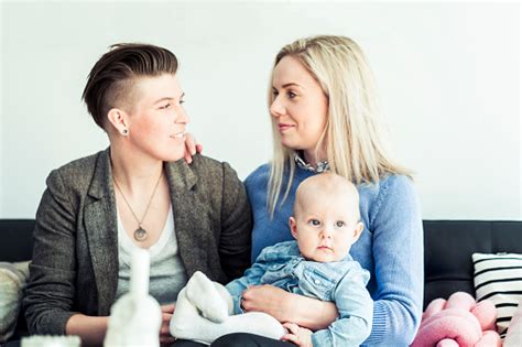 Amante Joven Pareja Lesbiana Con Bebé En Sofá De Estar Foto De Stock Y