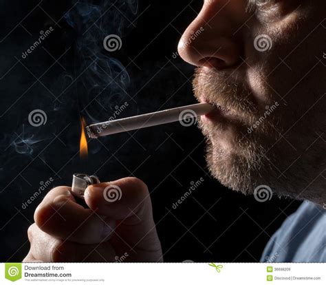 de rokende sigaret van de portretmens stock afbeelding image  macro mond