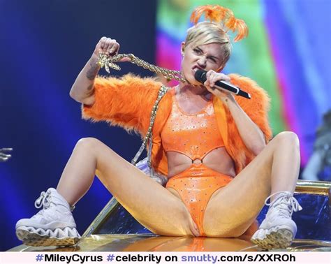 Mileycyrus Celebrity Shavedpussy Wardrobemalfunction