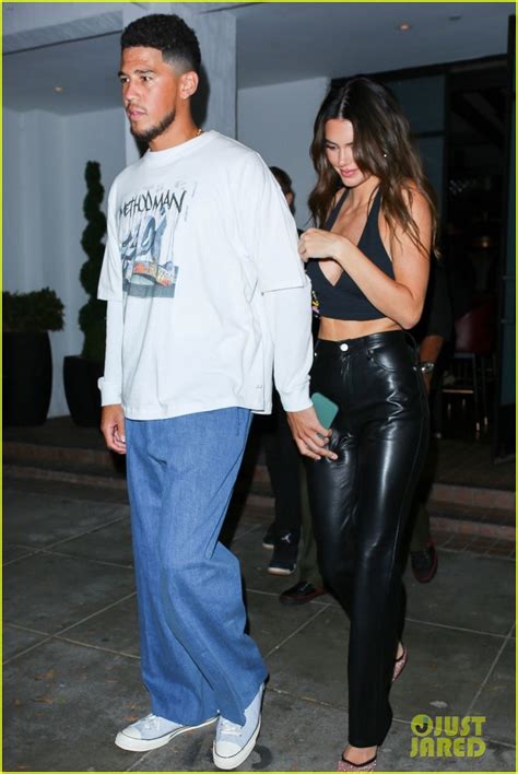 Photo Kendall Jenner Devin Booker Keep Close Date Night In West