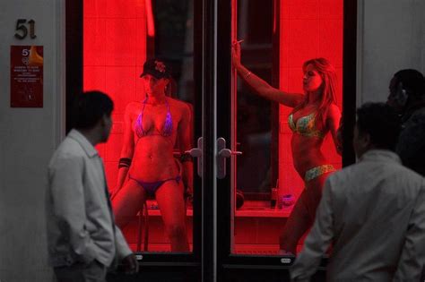 【画像】オランダの売春宿に行ってきた。女たちがまるで飾られてるように ポッカキット