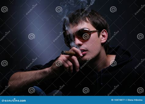 donker portret van een rokende mens  zonnebril stock afbeelding image  donker sigaar