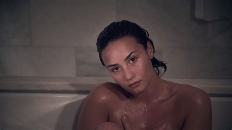Demi Lovato’s Spontaneous Nude Makeup Free Photo Shoot