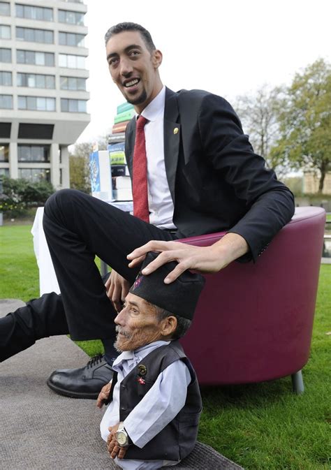 Photos The Tallest Man And The Shortest Man In The World Meet For A