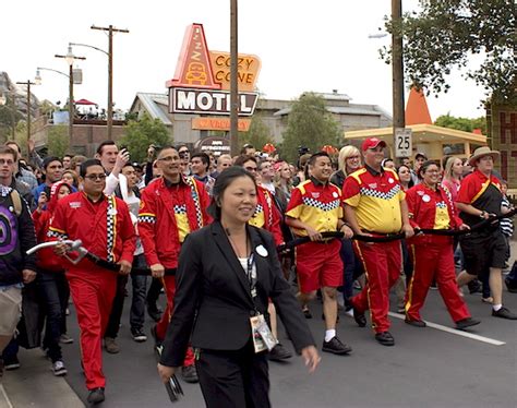 weekly top     theme park employees block   working