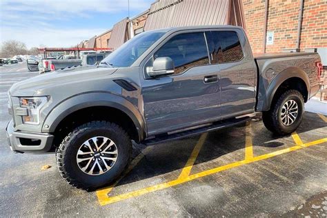 ford   raptor supercab attracting lots  attention  auction