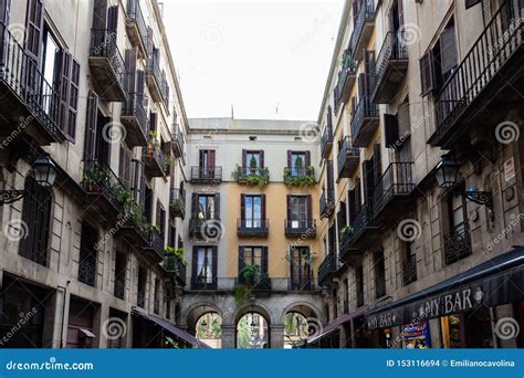 passatge madoz manier aan placa reial met oude en typische gebouwen barcelona redactionele