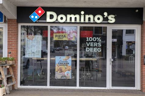 dominos pizza llevar restaurante en naarden  netherlands  fotografia editorial