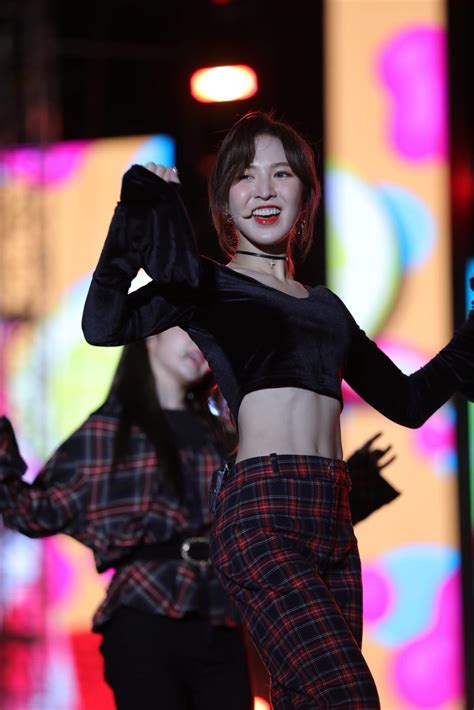 Red Velvet Wendy Stuns With Her Perfect Abs Daily K Pop