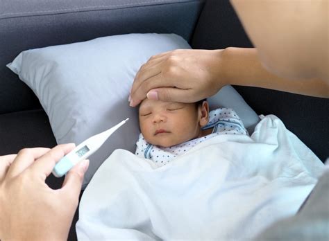 bayi demam pasca imunisasi berikut  mengatasinya berkeluarga