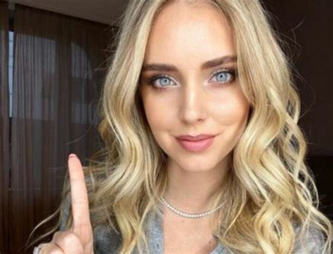 Ecco tutti i cambi di capelli di chiara ferragni dagli esordi a oggi, rossi, castani e ovviamente biondi, con le acconciature da copiare! Chiara Ferragni, altro che "blonde salad": il colore naturale dei capelli