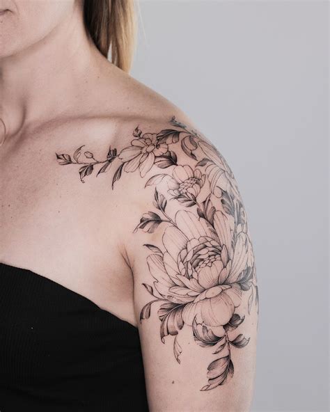 Shoulder Cap Florals 💐☺️ Feminine Shoulder Tattoos Flower Tattoo