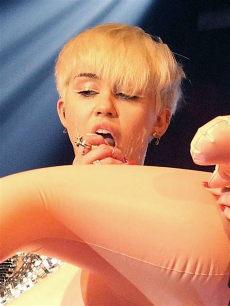 miley cyrus performs blowjob in live concert