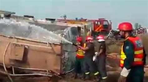 people burn  death  oil tanker overturns catches fire