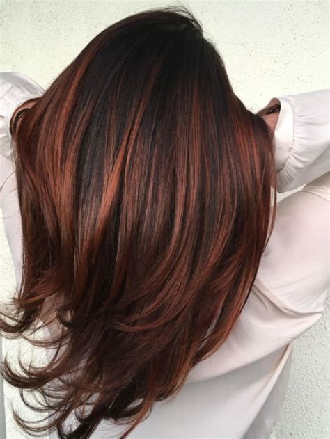 Bionda o rossa, dovrai passare attraverso una tinta permanente per diventare castana prima di creare questo riflesso grigio che dà un che di follia, alla romy schneider. Colorare i capelli di castano e fare delle sfumature di colore rosso