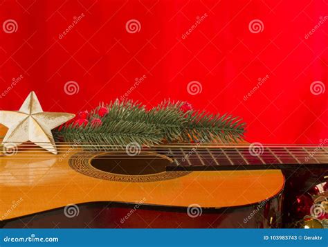 gitaar rode backround voor kerstmistekst stock afbeelding image  ster volks