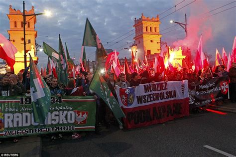 clashes break out in warsaw during poland s independence day celebrations daily mail online