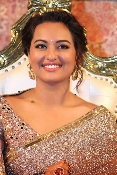 Bollywood Actress Sonakshi Sinha Hot Photos In Saree Hd