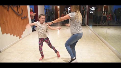 padres e hijos bailando en institutoraqs youtube
