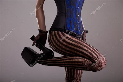 sexy jeune femme portant corset et chaussures à talons hauts image