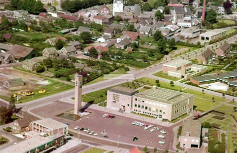 luchtfoto van hardenberg met op de voorgrond het gemeentehuis gemeentehuis stad dorp
