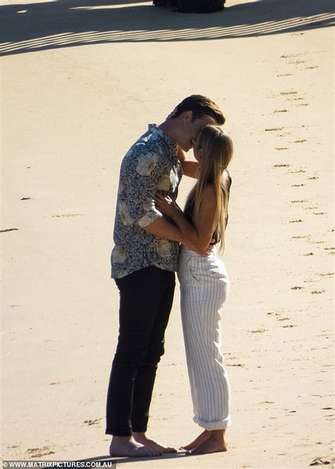 The Bachelor S Matt Agnew And Chelsie Mcleod Kiss During Their Final