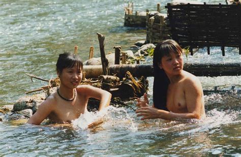 cewek vietnam mandi telanjang di sungai