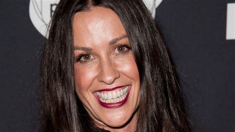 Alanis Morissette S Manager Admits To 4 8 Million Embezzlement From