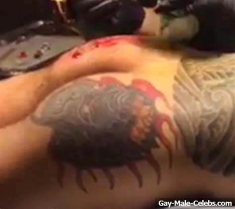 alex minsky gets selfie his nude tattooed ass gay male