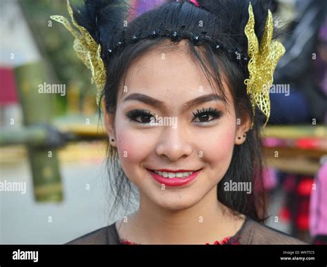 Kostümierte Hübsche Thai Girl Teil Im Historischen Zentrum Des Dorfes