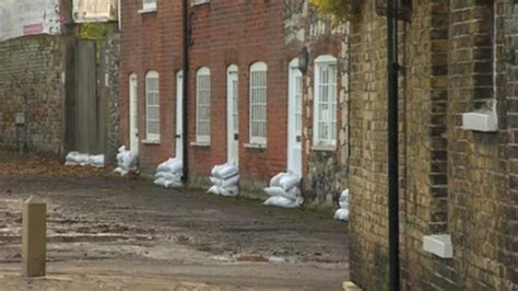floods in kent and sussex people return home bbc news