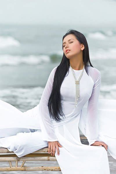 asian girls sexy mai phuong thuy in ao dai pictures