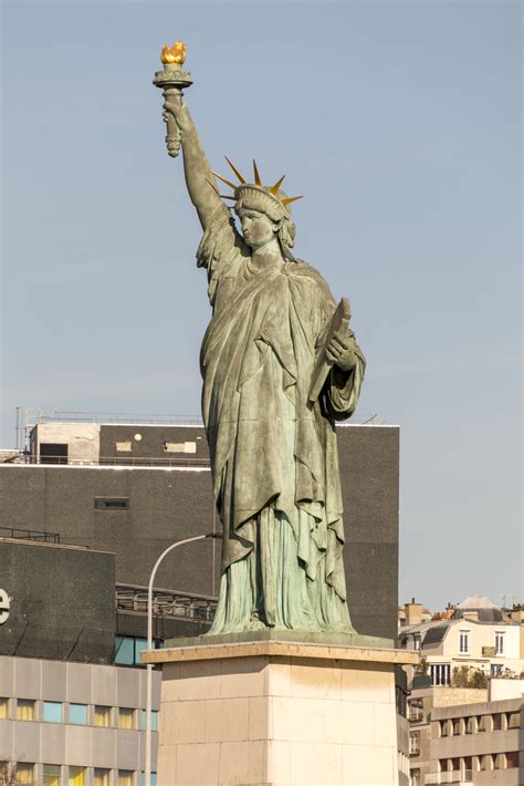les statues de la liberte  paris