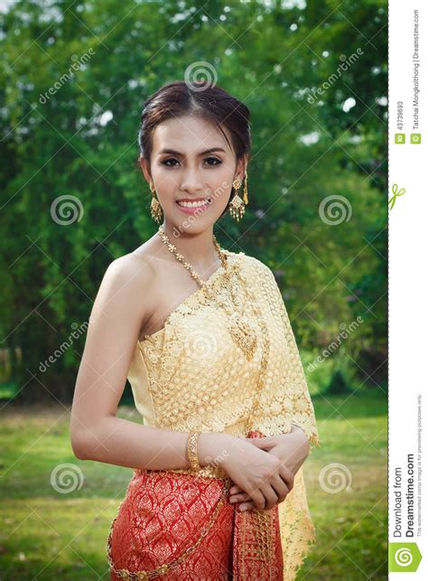 thailändska kvinnor i traditionsdräkt av thailand fotografering för bildbyråer bild av krona