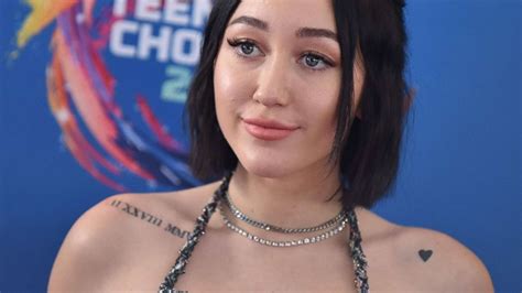 why does noah cyrus shave her eyebrows paris fashion week the