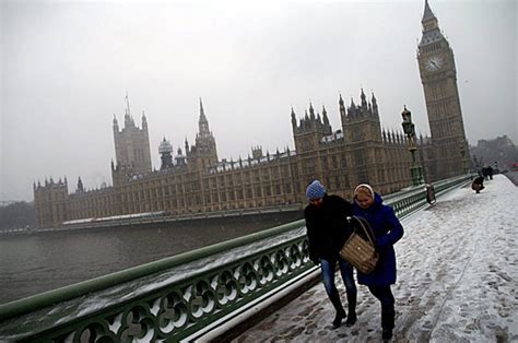 Snowfall In London Baffles Everyone Daily Star