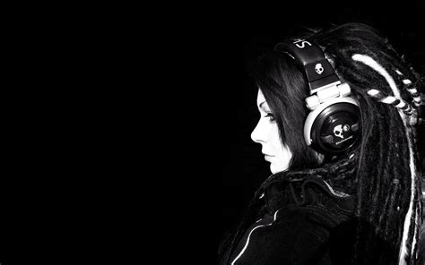 デスクトップ壁紙 女性 ポートレート 黒い背景 ヘッドフォン ドレッドロック スカルキャンディー 光 闇 黒と白