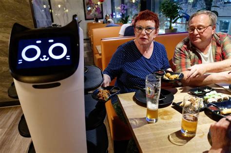 roboter im restaurant ein akku betriebener kellner als grosse hilfe