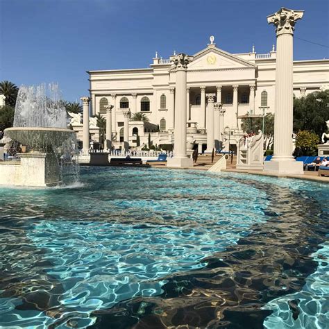 entertainment las vegas pools   guests  access