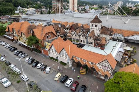 blumenau santa catarina brasil vista aerea de drones de la ciudad de blumenau foto premium