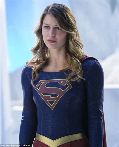 supergirl melissa benoist cuts a chic figure at comic con daily mail online