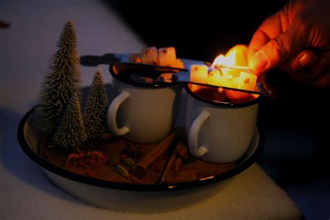 Kleine schnelle Feuerzangenbowle in Tassen